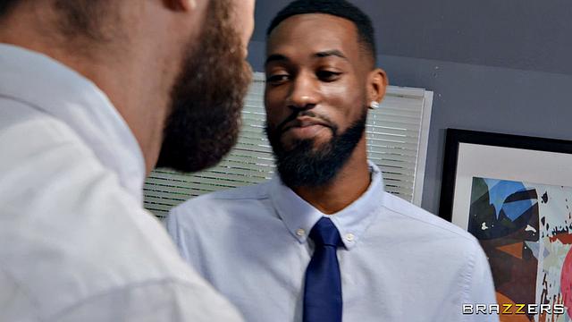 Девушка с аппетитной фигурой трахается через дырку в матрасе и устраивает мокрый групповуху с двумя продавцами матрасов, кончая от удовольствия и оставляя мужчин в восторге.