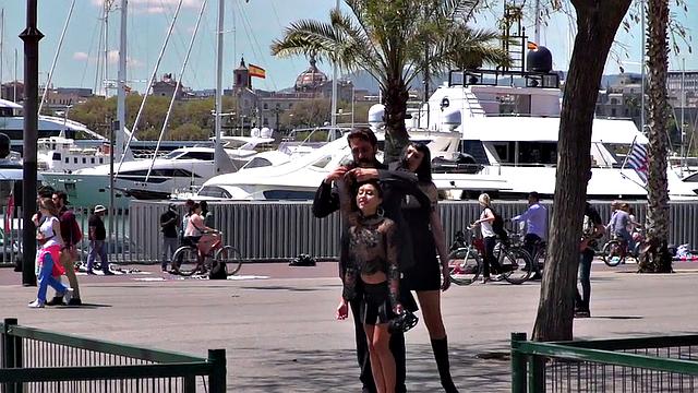 Смотри, как миниатюрная рабыня подчиняется госпоже и господину на улице