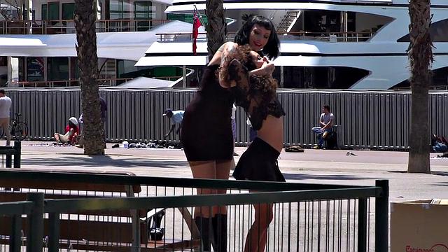 Смотри, как миниатюрная рабыня подчиняется госпоже и господину на улице