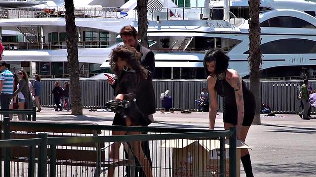 Смотри, как миниатюрная рабыня подчиняется госпоже и господину на улице