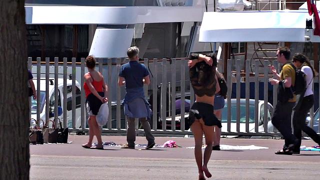 Смотри, как миниатюрная рабыня подчиняется госпоже и господину на улице