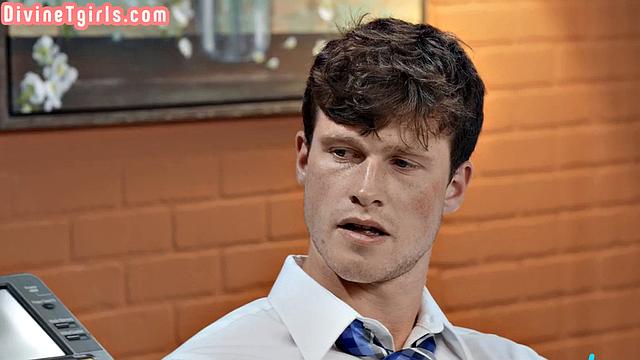 Сексуальная блондинка trans участвует в страстном групповом сексе втроем с парнем и рыжей зрелой дамой.