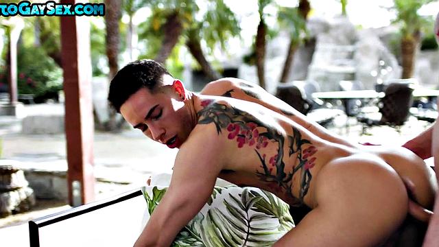 Muscled jock enjoys bareback sex with tattooed stud