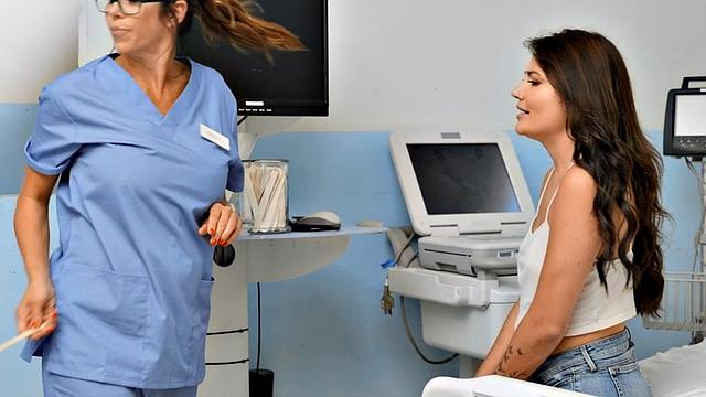 Dyke seduces perverted MILF before eating her out