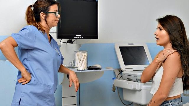 Dyke seduces perverted MILF before eating her out