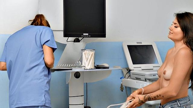 Dyke seduces perverted MILF before eating her out