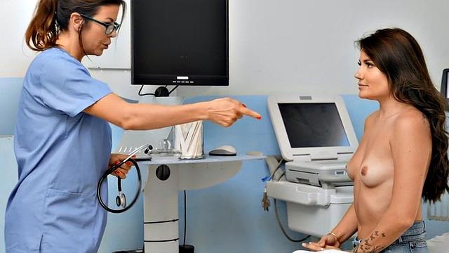 Dyke seduces perverted MILF before eating her out