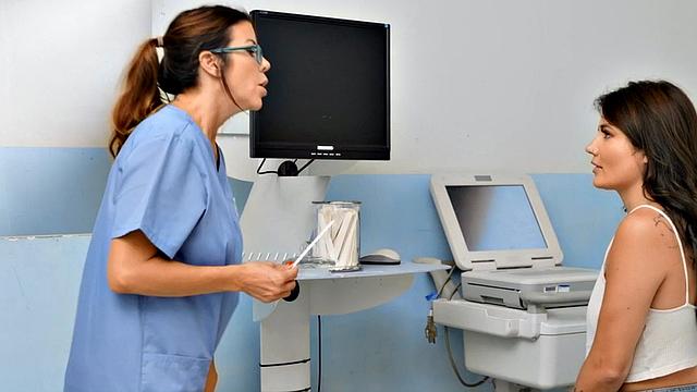 Dyke seduces perverted MILF before eating her out