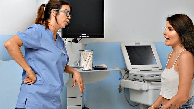 Dyke seduces perverted MILF before eating her out