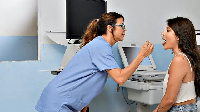 Dyke seduces perverted MILF before eating her out