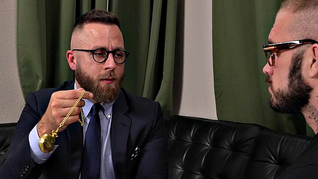 Татуированный качок на сеансе ловит безумный трах без гондона