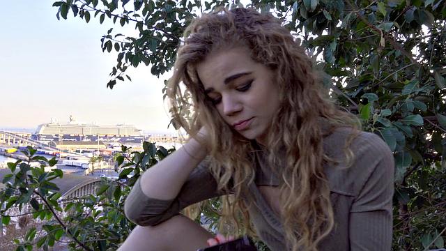 Watch this bald pussy get pounded doggy-style by a piercing-wearing outdoor babe