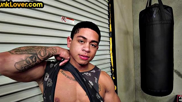 Athletic hunk barebacked in 3some with Ebony top