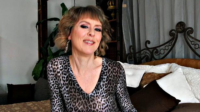 Stand-up comedian sits on hard cock