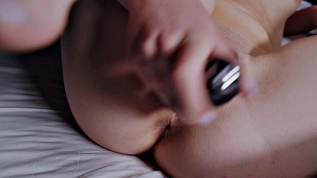 Струйный юмор и игрушки: мастурбирует с улыбкой