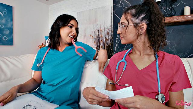 лиз заставила хэйли вылизать всё, а потом оттрахала её игрушкой