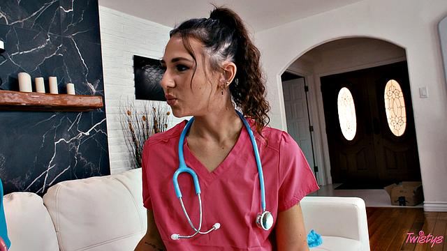 лиз заставила хэйли вылизать всё, а потом оттрахала её игрушкой