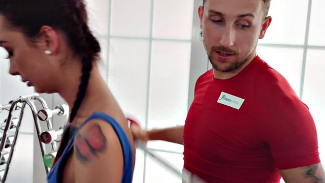 Gym babes cockriding in exercise trio while working out