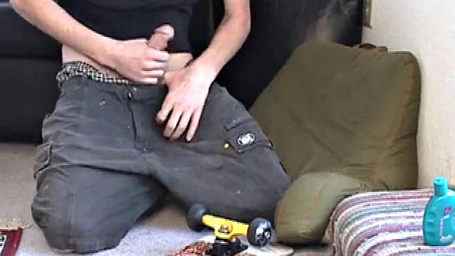 Джастин заводится по полной и выстреливает горячо на камеру