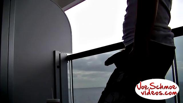 Необрезанный Брайан получает минет на море - Брайан