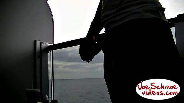 Необрезанный Брайан получает минет на море - Брайан