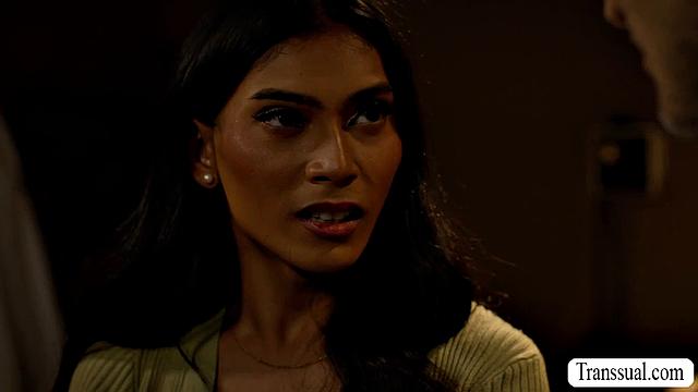 TS Chanel Chance соблазняет врача и отдается ему в анал прямо на приёме!