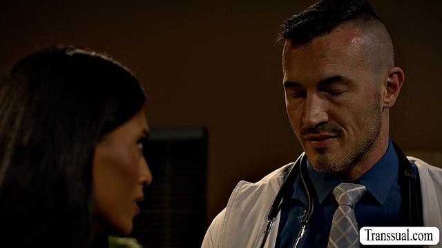 TS Chanel Chance соблазняет врача и отдается ему в анал прямо на приёме!