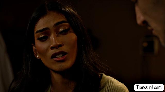 TS Chanel Chance соблазняет врача и отдается ему в анал прямо на приёме!