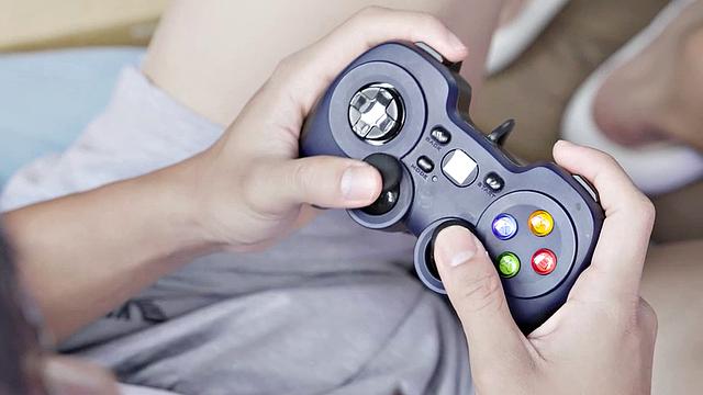 Horny Nerd With Magic Game Controller Fucks Hot Stepsis Li Zhiyan