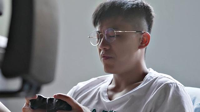 Horny Nerd With Magic Game Controller Fucks Hot Stepsis Li Zhiyan