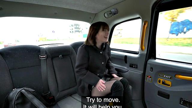 татуированная женщина жестко трахается в машине