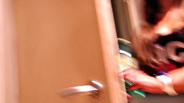 Лысая Амира сводит с ума туриста своей гладкой писькой