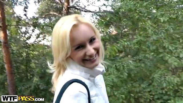 Блондинка с фигурой радуется анальному в общественном месте, будто тут так принято.