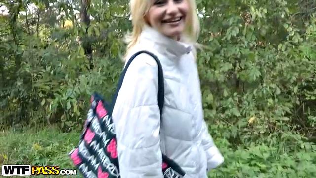 Блондинка с фигурой радуется анальному в общественном месте, будто тут так принято.