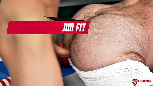 Брутальный тренер вместо груши ловит кулаки в жопу - фитнес по-взрослому