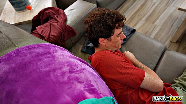 Поймай кайф с мачехой в душе и трахни её как следует на диване!