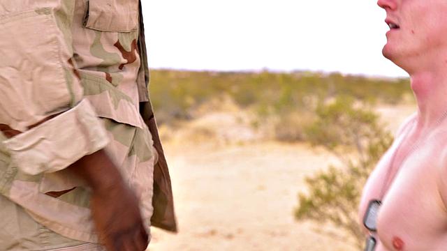 сержант учит новобранца не только бегать, но и сосать по уставу