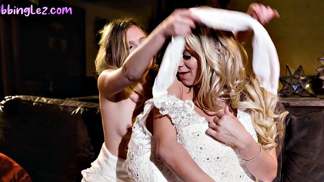 Lesbo bitches love fingering pussies while licking