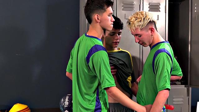 Real amateur Latinos in locker threesome
