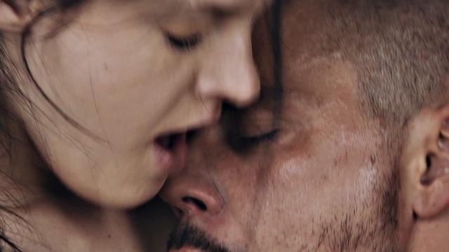 брюнетка с хвостиками трахается во всех комнатах