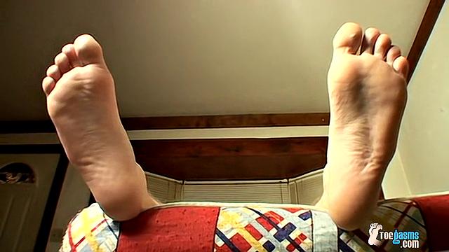 Barefoot Boy Blinx Masturbates - Blinx
