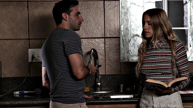 Хлои Капри изменяет парню с отчимом Джейком во время карантина дома.