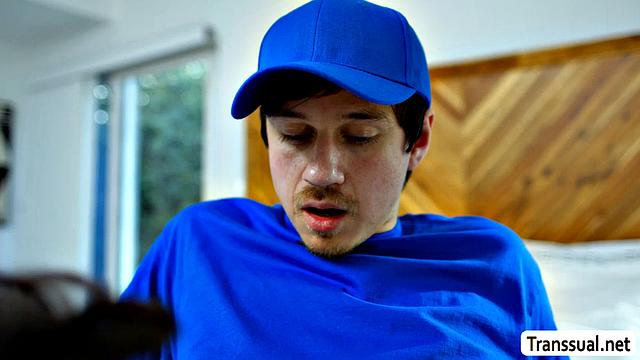 Trans Stepmom fucks Delivery Man's Enormous Cock