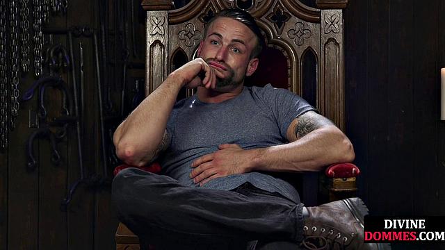 Две блондинки-домины связывают и трахают мужика в латексе и фетише.