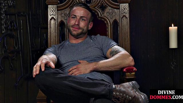 Две блондинки-домины связывают и трахают мужика в латексе и фетише.