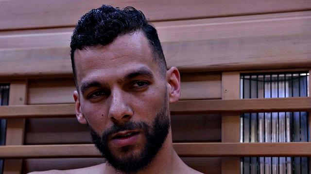 Бородатый парень начал с массажа, а закончил жёстким трахом в мокрую киску