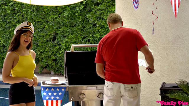 Fourth Of July Family Fun - S3:E3