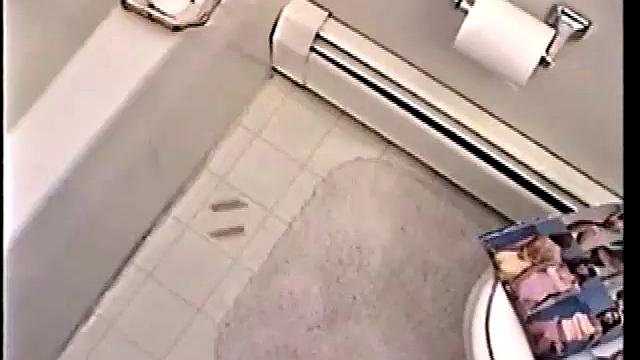 зэк дома дрочит свой волосатый член