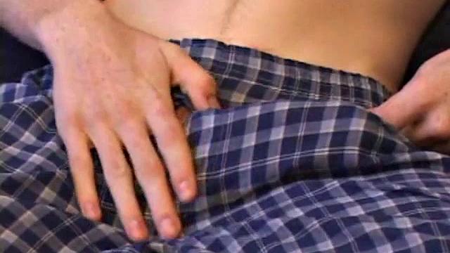 Mason Night дрочит член, мощно кончает на игрушку