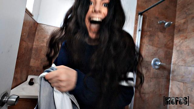 пятеро пацанов устраивают жаркую тусу-кто выживет до конца?